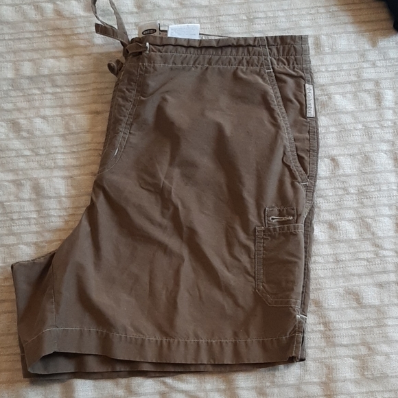 Columbia women's shorts, size M petite - Picture 4 of 5